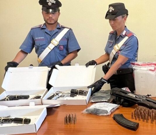 Un vero arsenale scoperto dai Carabinieri in un furgone a Castel Gandolfo