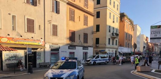 Anzio. Uomo aggredito in pieno centro è grave, la Polizia cerca gli aggressori