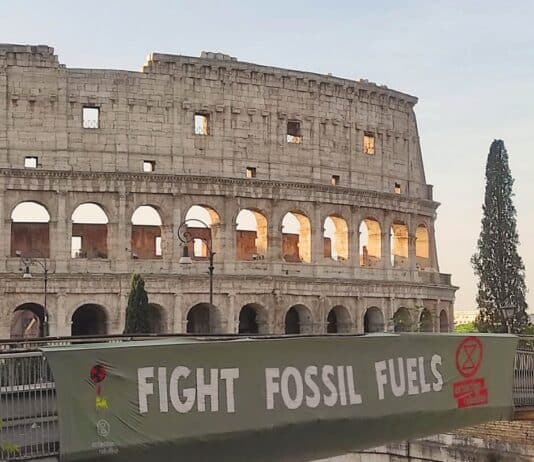Striscione degli attivisti per il clima davanti al Colosseo: basta finanziamenti ai combustibili fossili