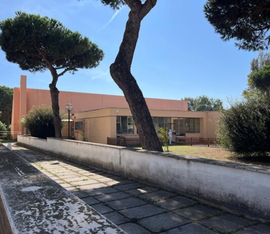 Anzio. Bimbo scappa da scuola per saltare le lezioni, bloccato dalle mamme fuori dal cancello