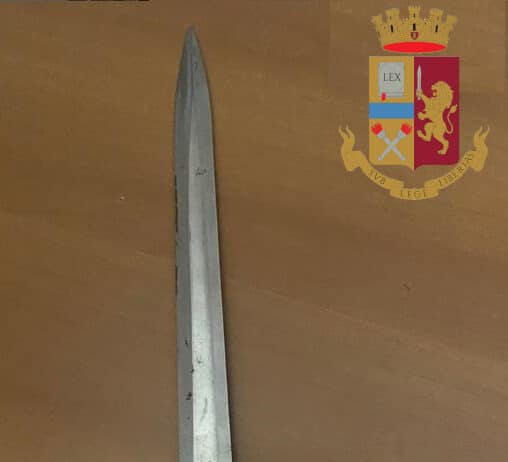 Roma. Arrestato uomo che affittava abusivamente locali in un palazzo ATER e minacciava con una daga chi non pagava