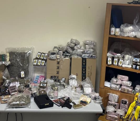Roma. Utilizzano un centro di spedizione per inviare pacchi contenenti droga. La Polizia arresta una coppia di spacciatori e sequestra 60 Kg di stupefacenti