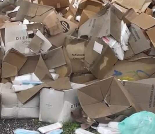 Anzio 3, montagne di scatoloni e mascherine abbandonate nel parcheggio del Collodi