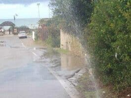 Lido dei Pini. Getto d’acqua fuoriesce sulla strada per una perdita