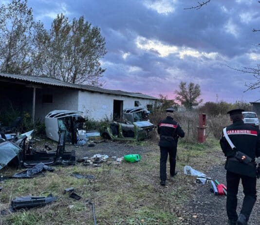 Riciclavano pezzi di auto rubate, arrestati due uomini a Tivoli