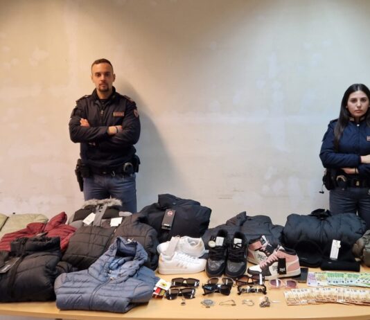 Rubano capi griffati in un centro commerciale, tre sudamericani in manette