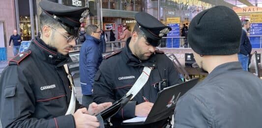 Tenta di rapinare ragazza che attende bus a piazza dei Cinquecento, fermato 44enne