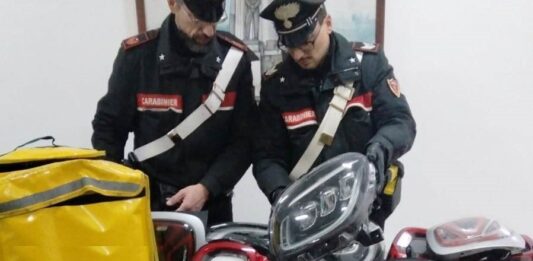 Furto di fari a 13 autovetture, arrestato a Pomezia un rider