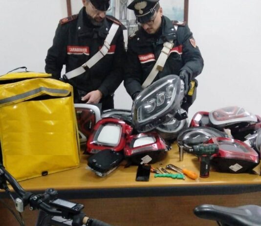 Furto di fari a 13 autovetture, arrestato a Pomezia un rider