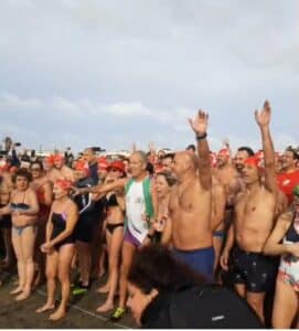 Ostia, in tanti al tradizionale tuffo di capodanno 2