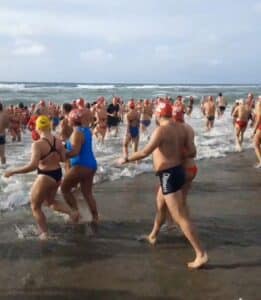 Ostia, in tanti al tradizionale tuffo di capodanno 1