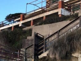 Anzio. Scala pericolante sulla spiaggia sotto l’Ardeatina