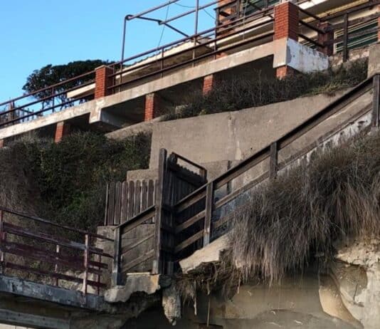 Anzio. Scala pericolante sulla spiaggia sotto l’Ardeatina