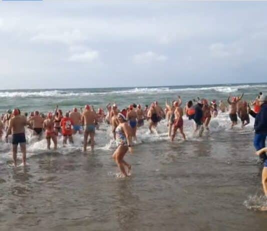 Ostia, in tanti al tradizionale tuffo di capodanno