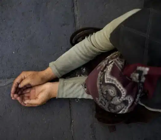 Costretta a venire in Italia e a fare l’accattona, arrestato il compagno per riduzione in schiavitù