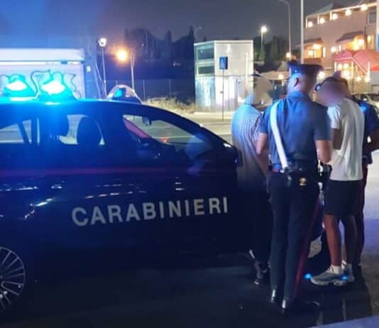 Aggrediscono e tentano di rapinare un 42enne, due arresti a Centocelle