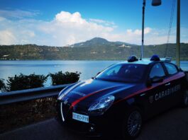 Albano, con cacciavite e pistola tenta di rapinare un’anziana in casa sua. Arrestato