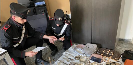 50enne in possesso di refurtiva e 22.500 euro in contanti, arrestato per furto