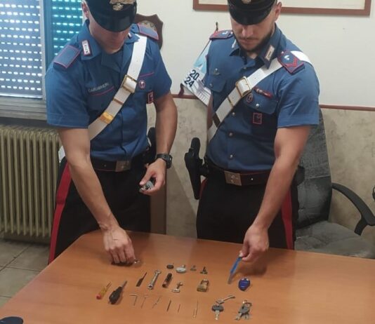 Colto in flagrante mentre ruba oro in casa di un’anziana, arrestato 46enne