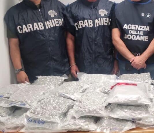 Trasportava 20 kg di droga nella valigia, arrestato all’aeroporto di Fiumicino