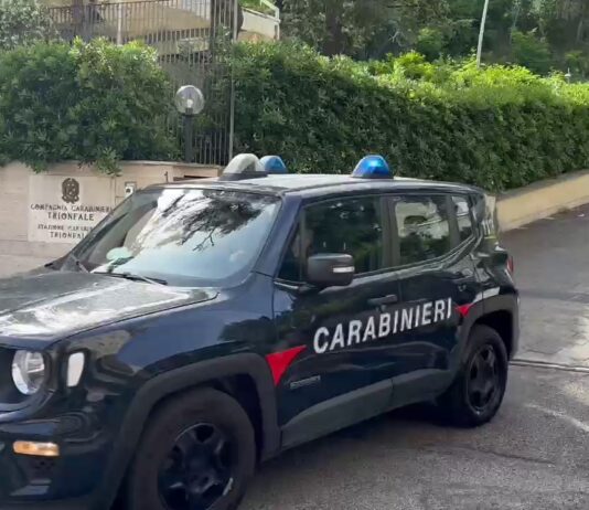 Roma. 54enne picchia la moglie che si rinchiude in una stanza con il figlioletto fino all’arrivo dei Carabinieri