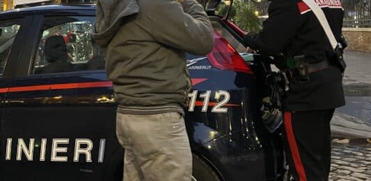 Roma, denunciate 4 persone per aver rapinato due rider in poche ore