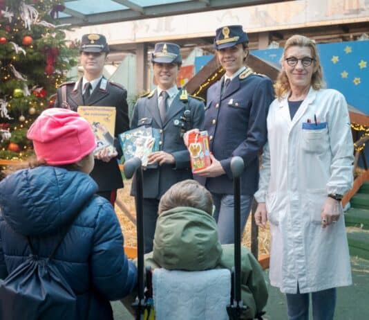 Le forze dell’ordine al Bambino Gesù, regali e sorrisi per i piccoli pazienti