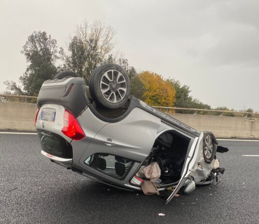 Roma, auto in fiamme ribaltata su autostrada. Anziana salvata da poliziotto fuori servizio