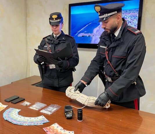 Ostia, cala dal terrazzo la droga con una corda. Arrestato giovane