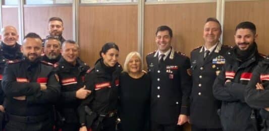 Roma, vittima di rapina incontra i Carabinieri che l’hanno soccorsa