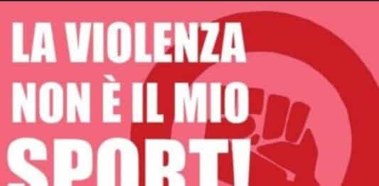 La violenza non è il mio sport: nel calcio dilettantistico si offendono arbitri, allenatori, giovani giocatori
