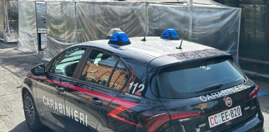 Di nuovo spari ad Aprilia: i carabinieri trovano fori di proiettile su un portone