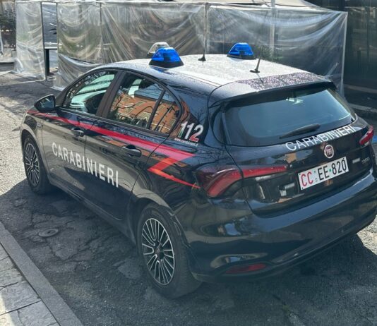 Di nuovo spari ad Aprilia: i carabinieri trovano fori di proiettile su un portone
