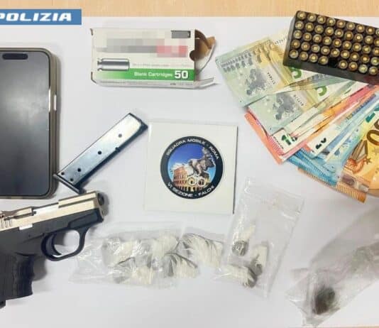 Spacciava droga con pistola clandestina nel marsupio. Arrestato giovane pusher