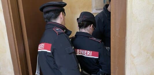 Colpisce con una bottiglia di vetro la compagna incinta e tenta di strangolarla. Arrestato