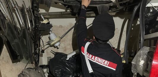 Roma. Auto rubata nascosta a pezzi in un furgone, i carabinieri arrestano due persone