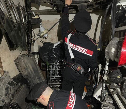 Roma. Auto rubata nascosta a pezzi in un furgone, i carabinieri arrestano due persone