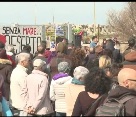 A Fiumicino la manifestazione contro muro che blocca accesso al mare