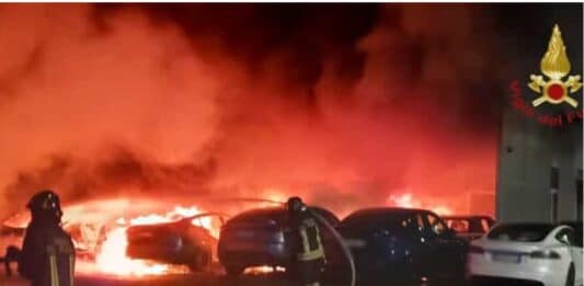 Roma, concessionaria Tesla va a fuoco: bruciate e distrutte 17 auto