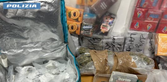 16 kg di droga nel frigo e nel salotto di casa dove giocava una bimba. Arrestato 42enne