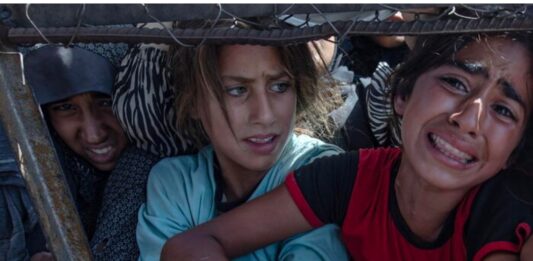 A Gaza 54 morti in 24 ore, bombardamenti israeliani sui palestinesi in fila per il cibo