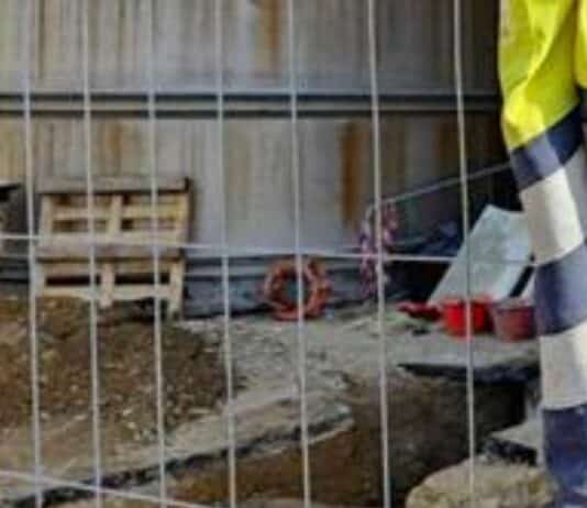 Roma, cade una fioriera dal quarto piano, colpito in testa un operaio: è grave