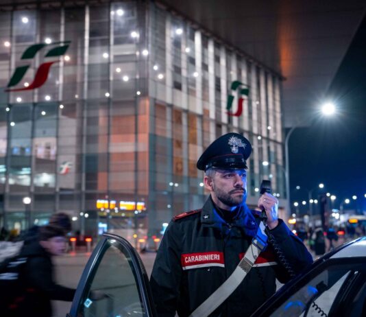 Piazzale stazione Tiburtina, tenta di aggredire autista del bus con un martello