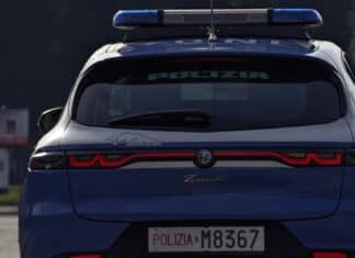 Stalker viola divieto avvicinamento e raggiunge la ex sul lavoro armato di coltello