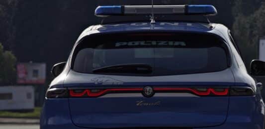 Sorpresi a rubare merce di valore su un autocarro in marcia. Arrestate due persone dalla Polizia
