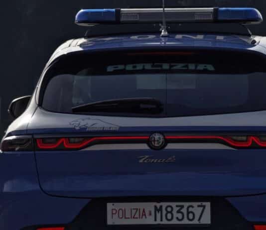 Stalker viola divieto avvicinamento e raggiunge la ex sul lavoro armato di coltello