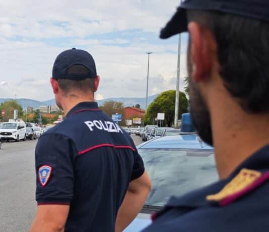 Roma, coppia di turisti aggredita e rapinata in centro. Arrestato uno dei tre aggressori