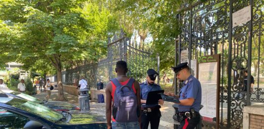 Tenta di provocare un incendio nei giardini di piazza Vittorio, arrestato 35enne