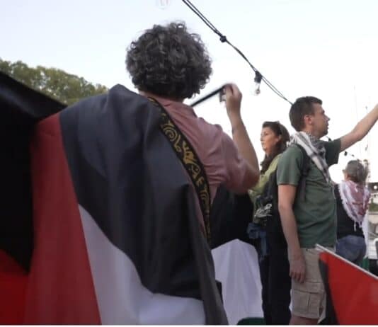 Battello sul Tevere in solidarietà della Global Sumud Flotilla: contro il genocidio in corso a Gaza