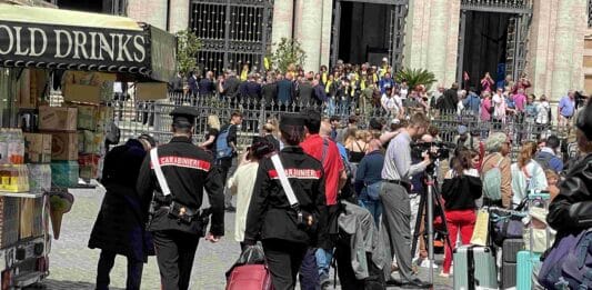 Roma, guida turistica derubata del cellulare. Carabinieri bloccano uomo e recuperano refurtiva